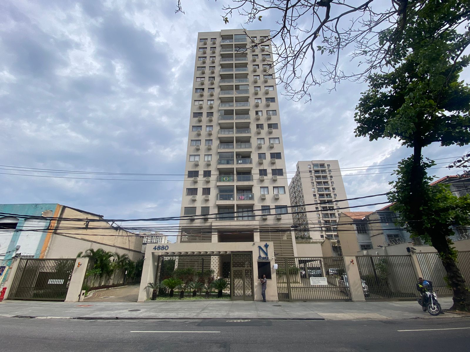 Criminosos invadem condomínio da Zona Norte e trocam tiros com a PM