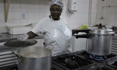 Merendeira de escola centenária da rede estadual em Petrópolis sonha em se tornar chef de cozinha