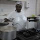 Merendeira de escola centenária da rede estadual em Petrópolis sonha em se tornar chef de cozinha