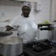 Merendeira de escola centenária da rede estadual em Petrópolis sonha em se tornar chef de cozinha
