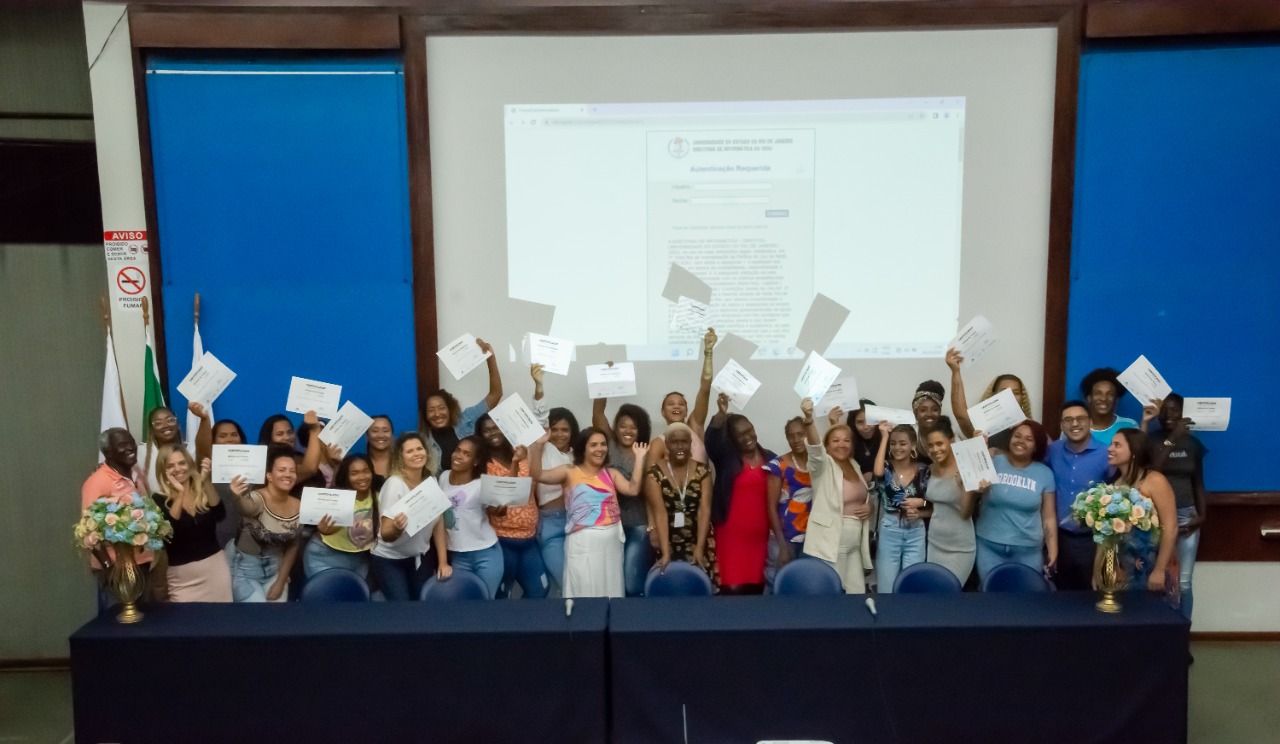 Alunos das oficinas de empreendedorismo do Projeto Na Régua recebem certificados de conclusão na UERJ