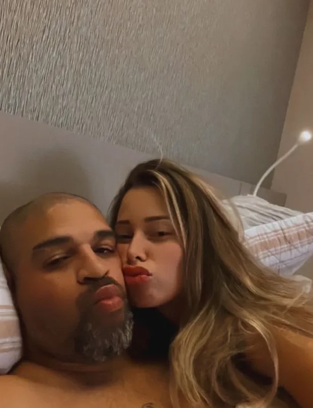 Adriano Imperador e namorada