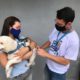 Animal é vacinado (Foto: Prefeitura do Rio/ Divulgação)