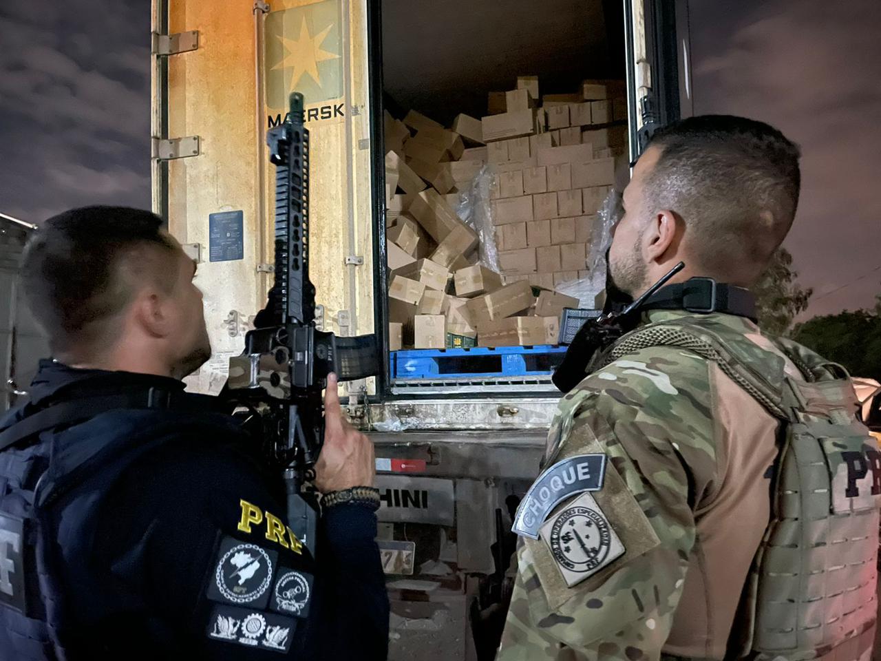 caminhão de picolés recuperado pela Polícia Rodoviária Federal em Duque de Caxias