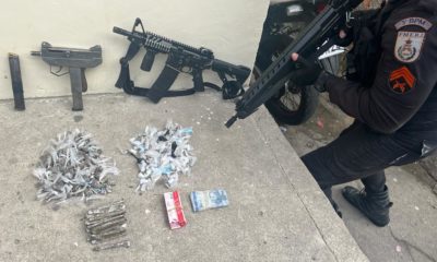 fuzil, submetralhadora e drogas apreendidos em operação da PM