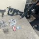 fuzil, submetralhadora e drogas apreendidos em operação da PM