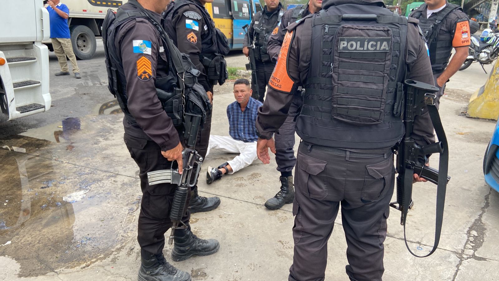 homem preso avenida brasil