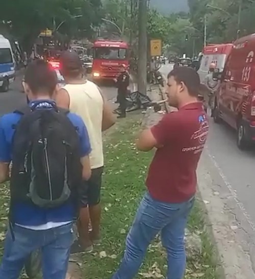 Motociclista morre após veículo bater em poste na Zona Oeste do Rio