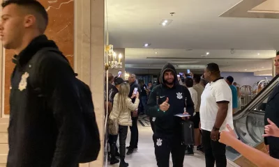 Corinthians é recebido com festa na chegada a hotel do Rio de Janeiro