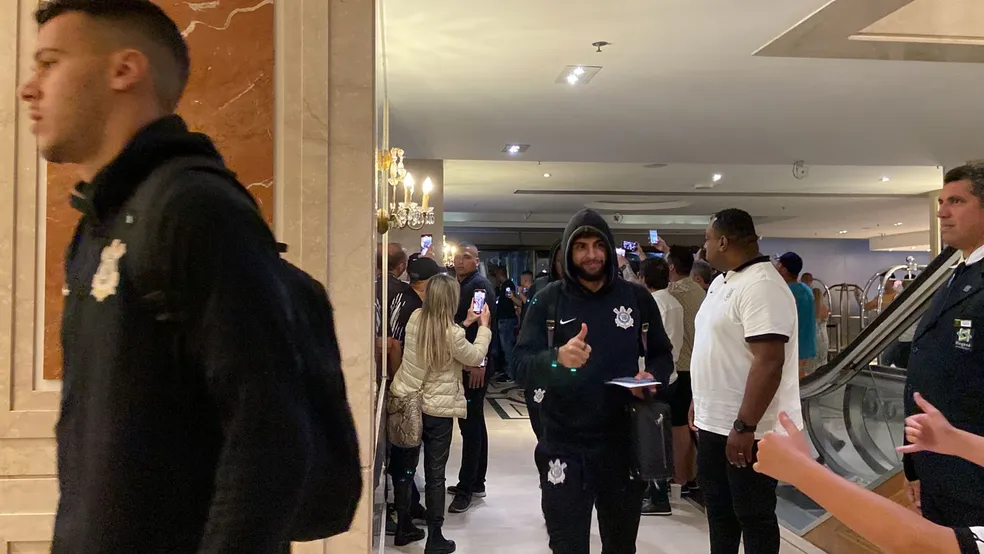 Corinthians é recebido com festa na chegada a hotel do Rio de Janeiro