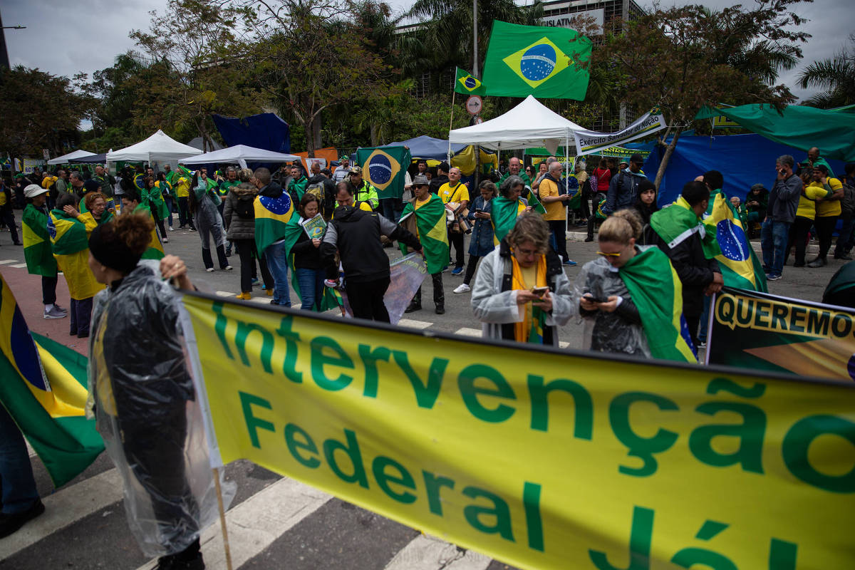Militares da ativa infringem lei para participar de atos contra a posse de Lula