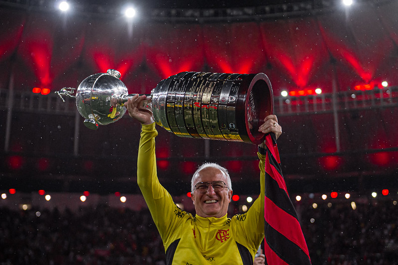 Dorival Jr exibe a taça da Libertadores