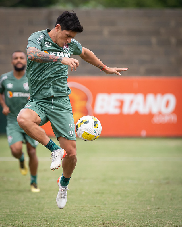 Cano domina a bola no treino