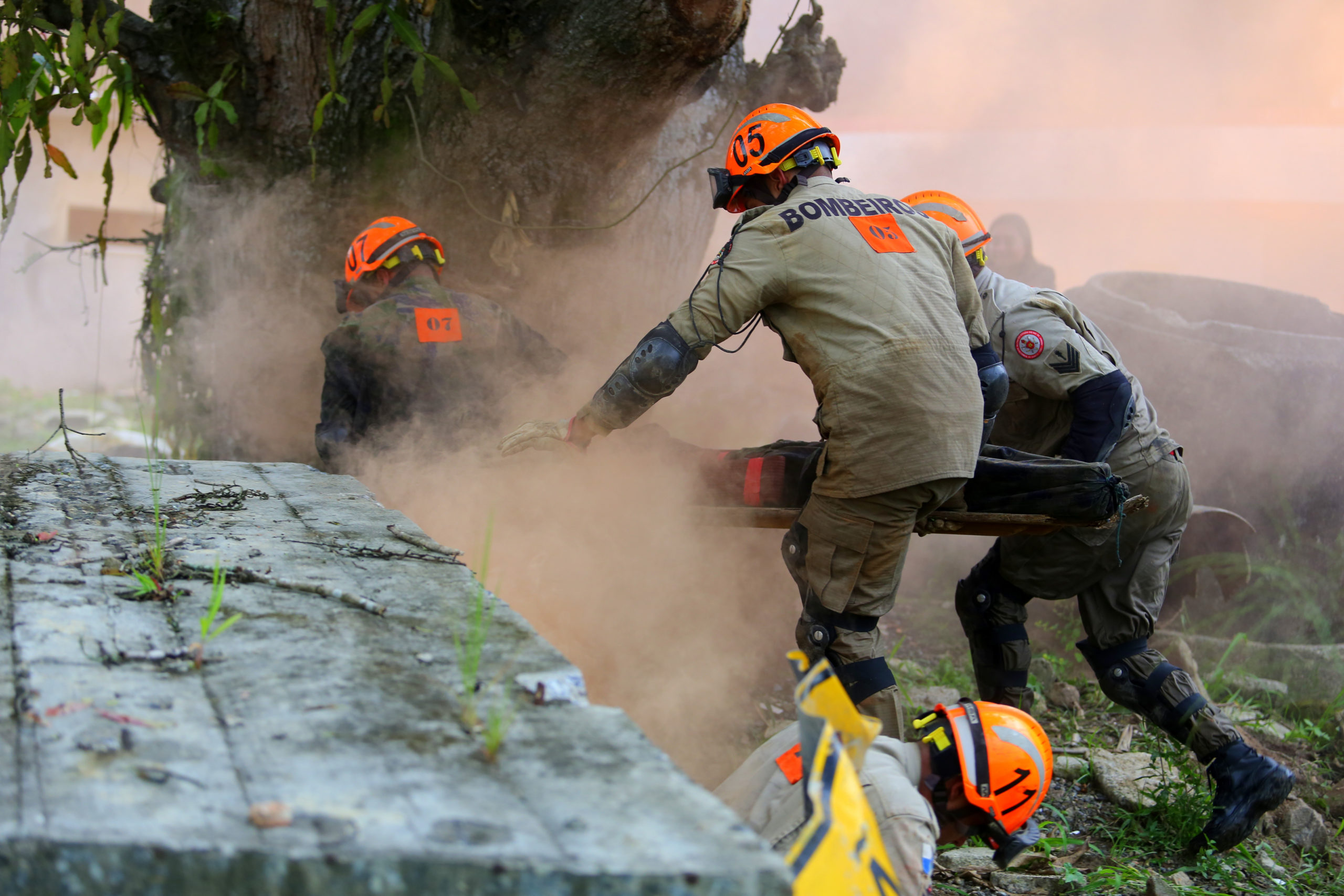 Bombeiros do Rio aprimoram técnicas de resgate a vítimas de desastres naturais e desabamentos