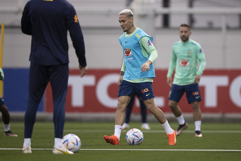 Antony no treino da seleção brasileira