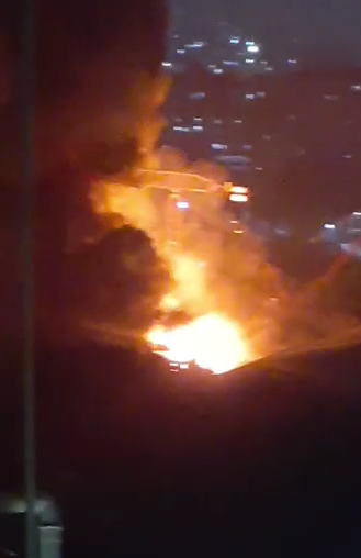 Bombeiros ainda trabalham em incêndio que atingiu fábrica de móveis na Zona Norte do Rio