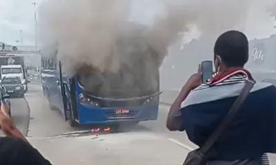 Incêndio em ônibus provoca congestionamento na Avenida Brasil