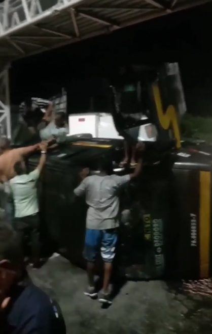 Acidente com van na Avenida Brasil deixa cinco feridos