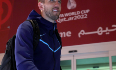 Harry Kane, em desembarque da seleção da Inglaterra no Catar — Foto: Divulgação