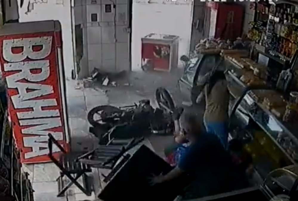[VÍDEO]Motociclista perde controle e invade padaria em São Gonçalo