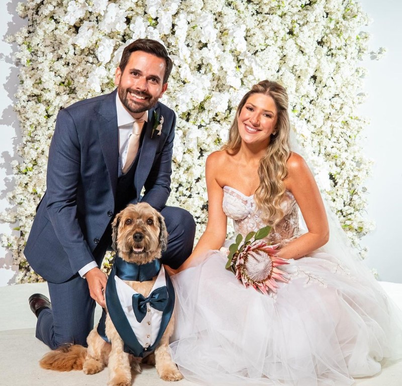 Dani Calabresa ao lado do marido e do cachorro de estimação