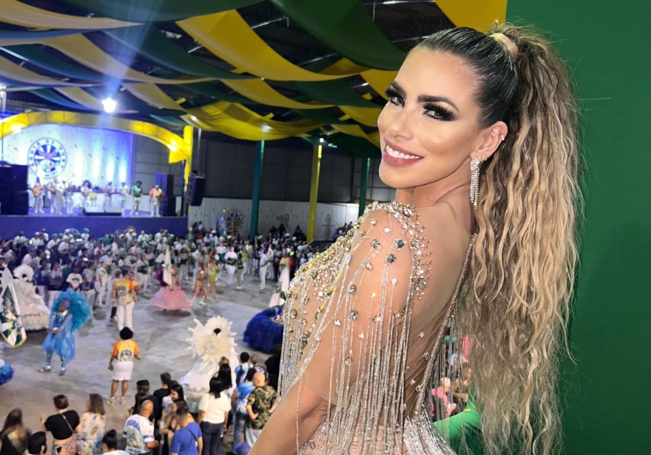 [FOTOS] Erika Schneider capricha no look em festa na quadra da Águia de