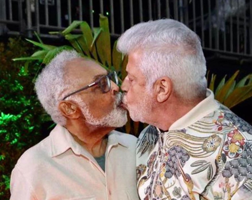 Lulu Santos e Gilberto Gil se beijam em festival