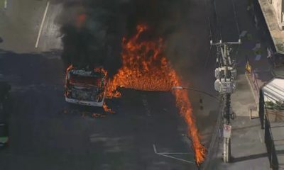 Ônibus pega fogo em Vila da Penha