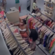 Mulheres furtando loja em shopping