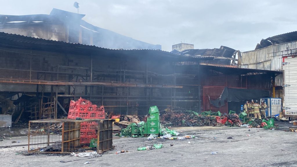 Incêndio destrói galpão na Ceasa
