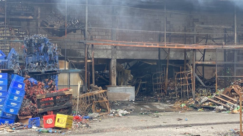 Incêndio destrói galpão na Ceasa