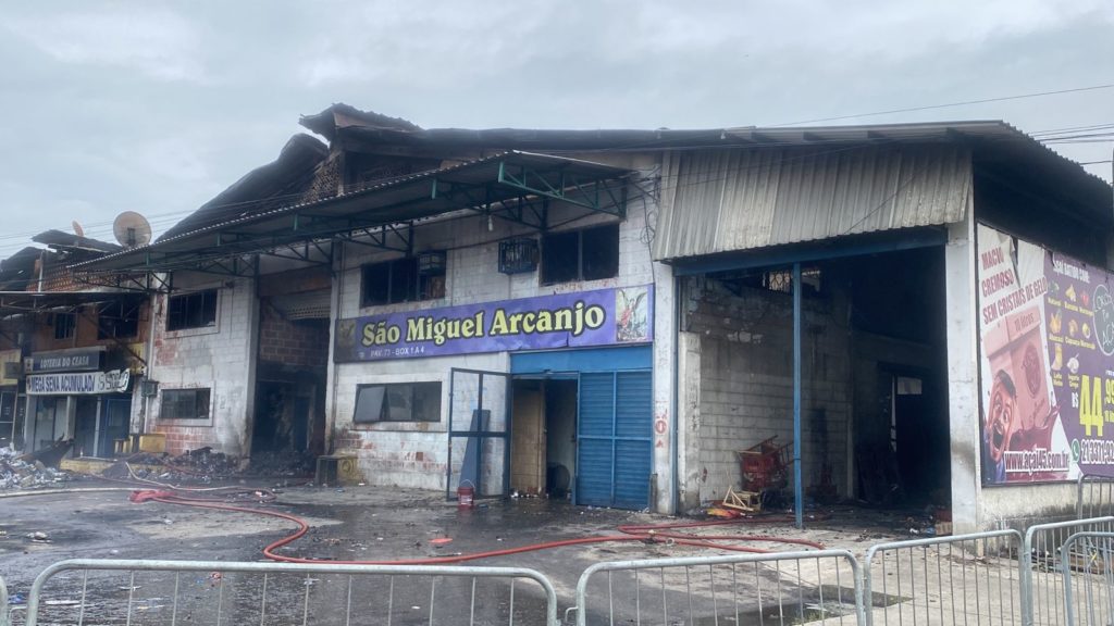 Bombeiros fazem trabalho de rescaldo na Ceasa