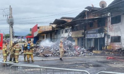 Bombeiros fazem trabalho de rescaldo na Ceasa