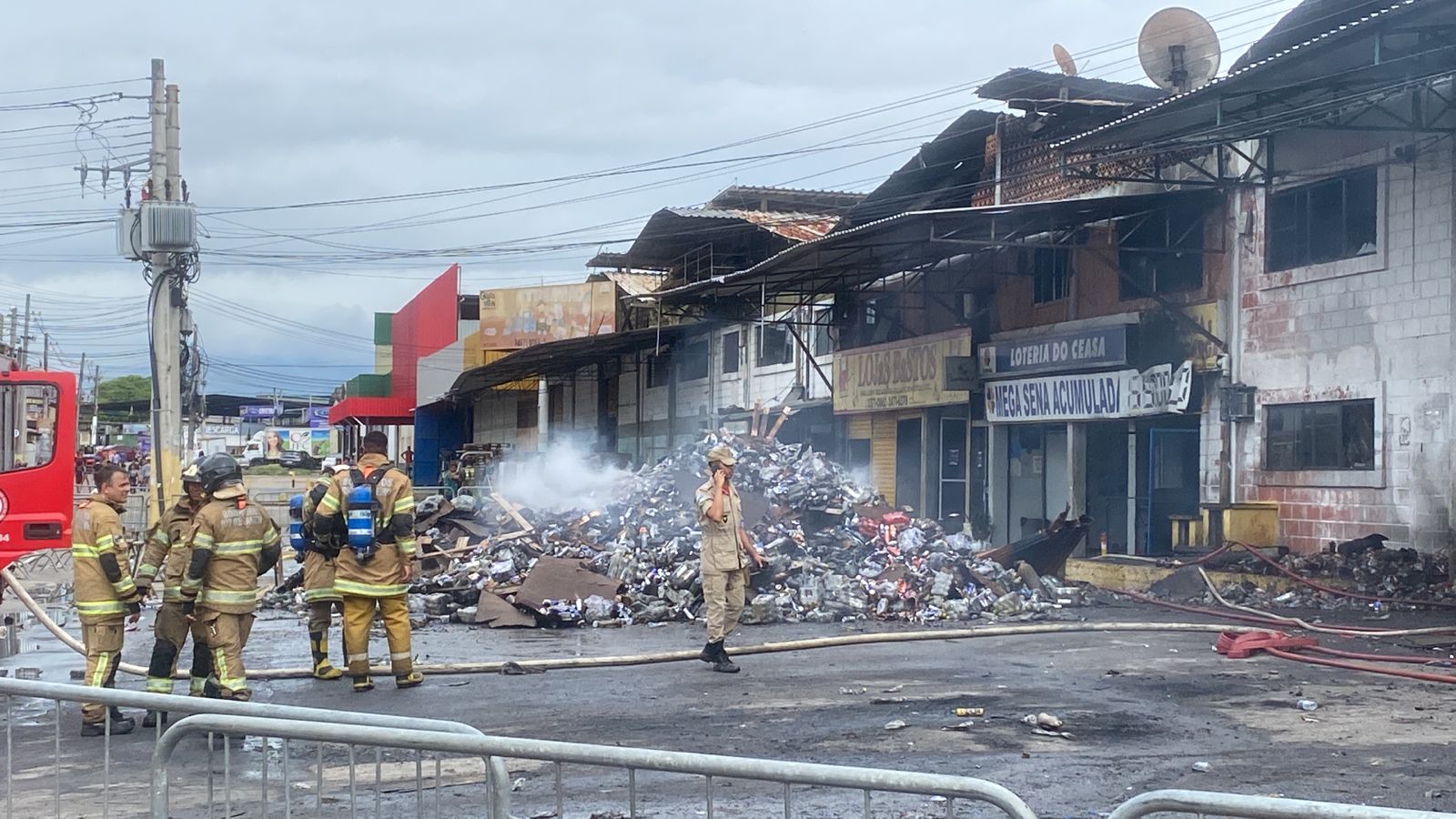 Bombeiros fazem trabalho de rescaldo na Ceasa