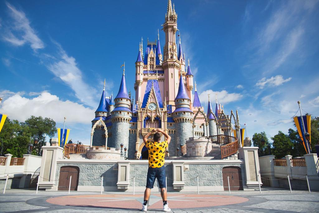 Influencer Gustavo Gicovate alerta sobre mudanças pegando turistas de surpresa nos parques da Disney no pós-pandemia
