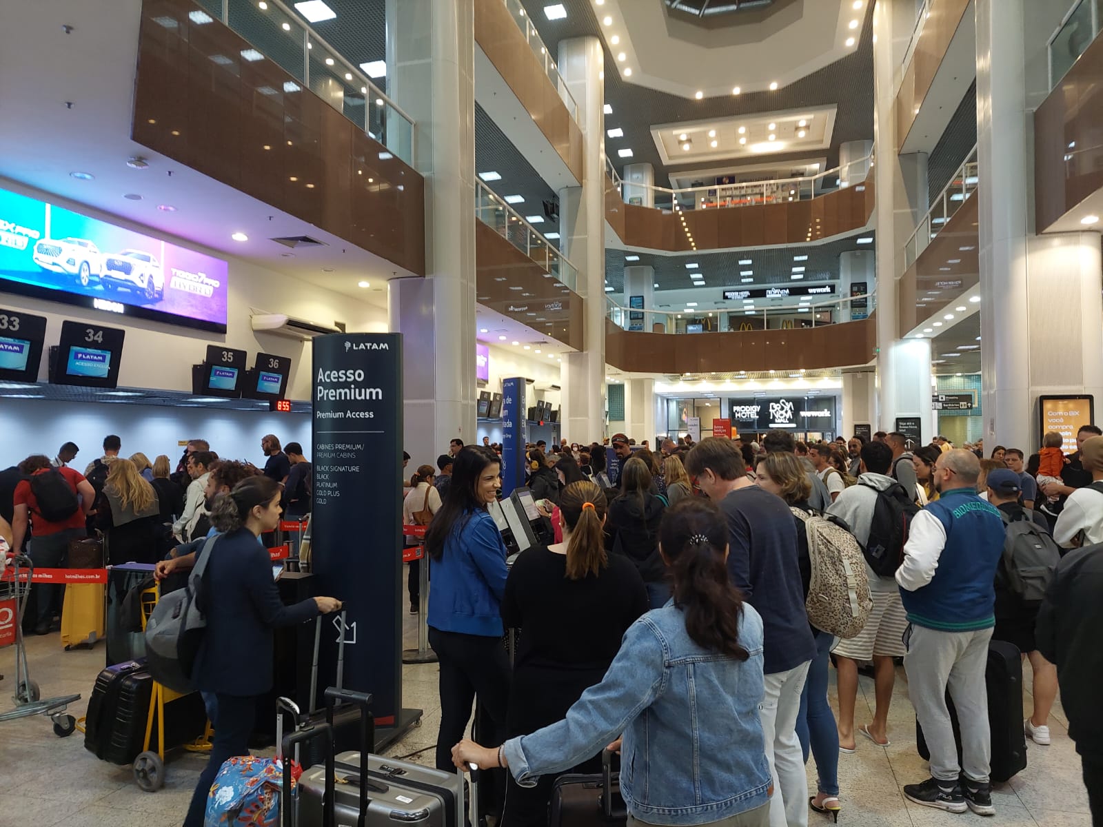 Forte chuva no Rio causa transtornos no aeroporto Santos Dumont