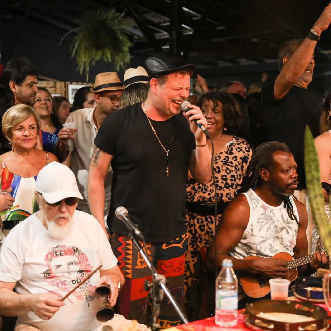 Cantor Moyseis Marques se apresenta no 'Samba do Candongueiro', em Niterói