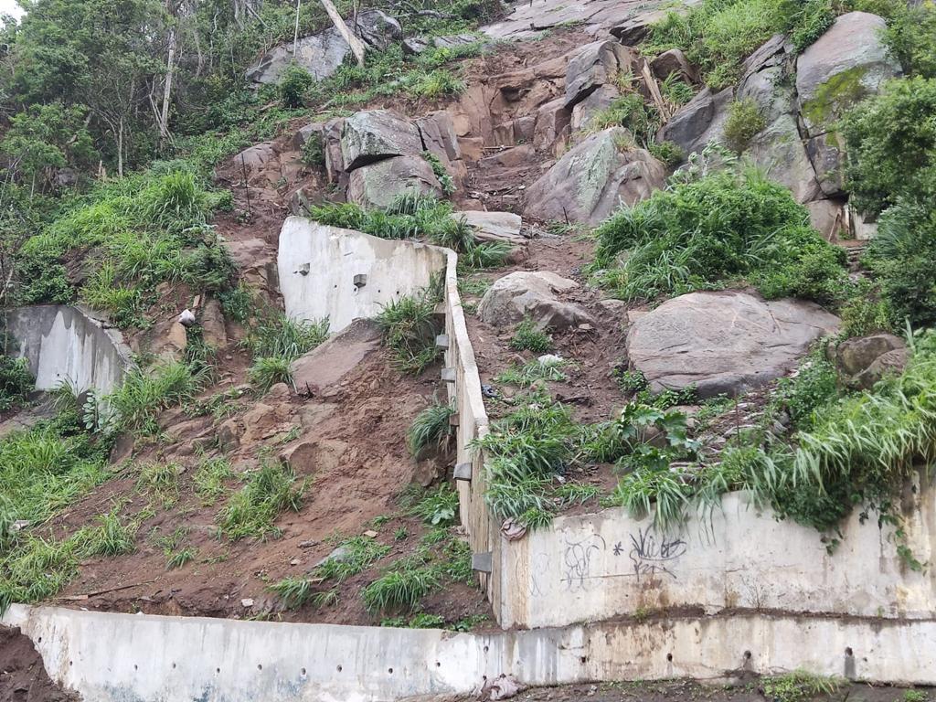 Obras de contenção em Grumari