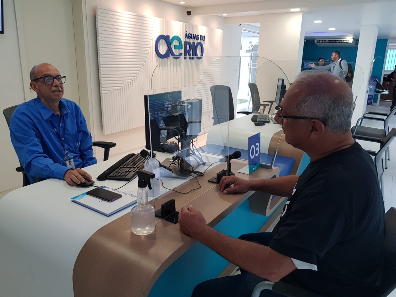 Atendimento sênior: Águas do Rio inaugura 1ª loja com 100% de atendentes com mais de 50 anos