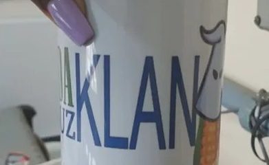 Técnica de enfermagem é denunciada por usar caneca com referência à Ku Klux Klan