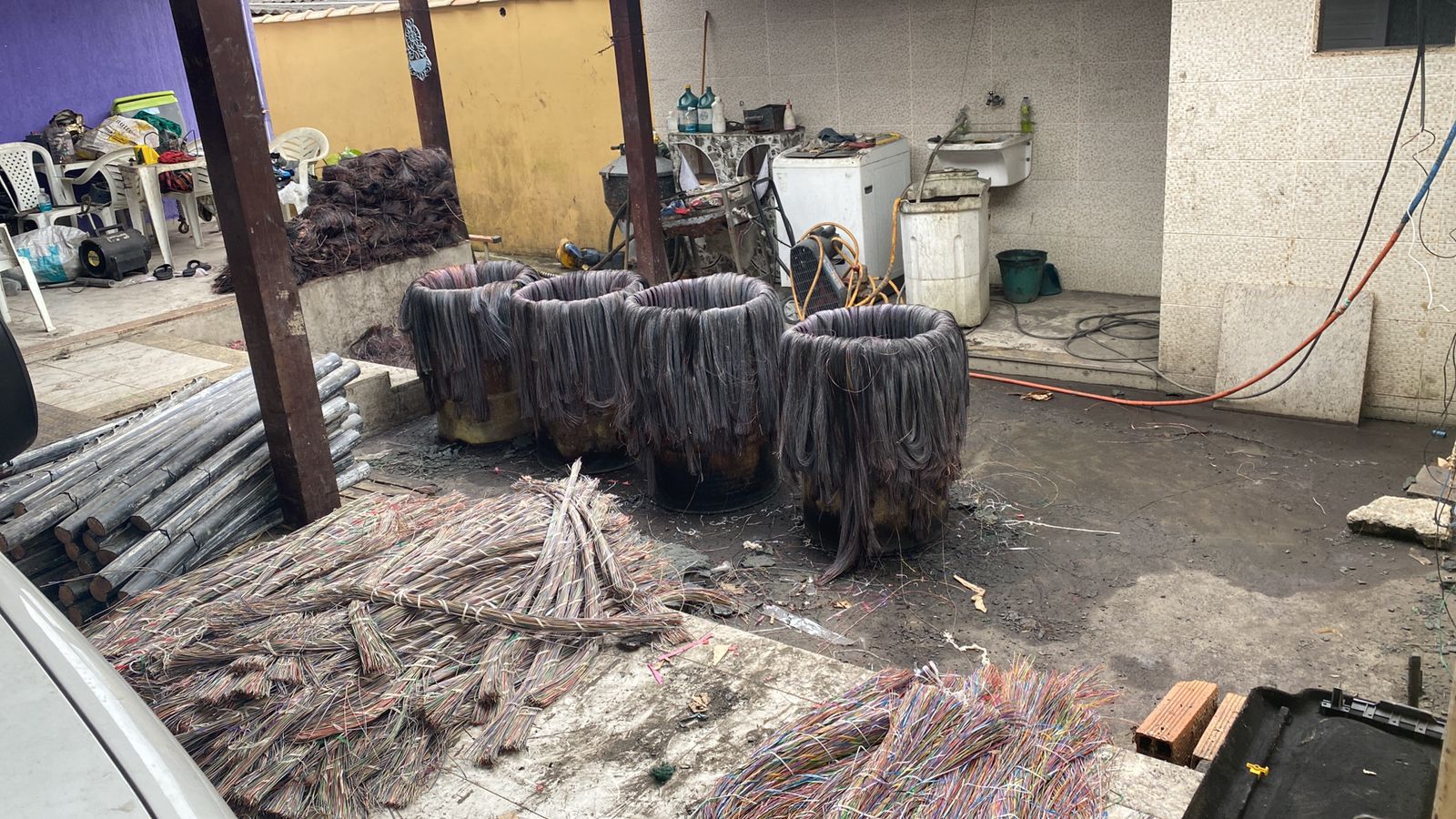 Homens são presos com duas toneladas de cabos de cobre furtados em Itaboraí