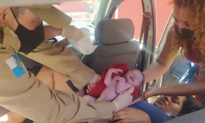 Bombeiros reencontram, pela 1ª vez, bebê que ajudaram a trazer ao mundo