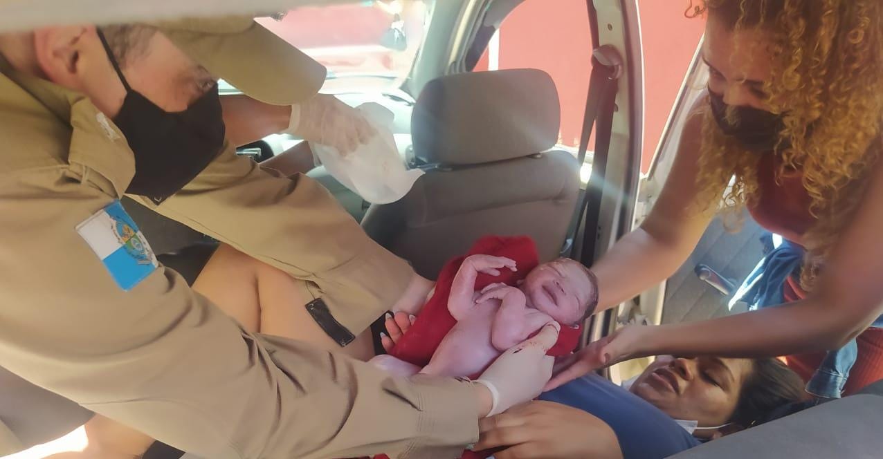 Bombeiros reencontram, pela 1ª vez, bebê que ajudaram a trazer ao mundo