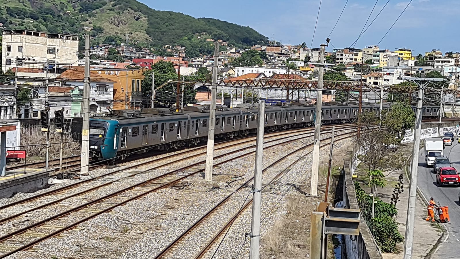Passageiros da Supervia andam pela linha férrea na estação Quintino após pane em composição