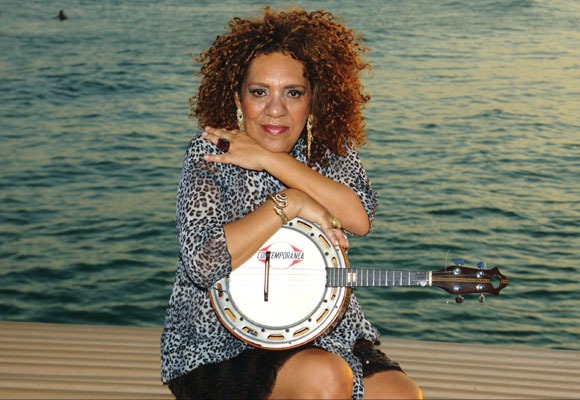 Deu samba em Ipanema! Dayse do Banjo agita Feira Hippie neste domingo