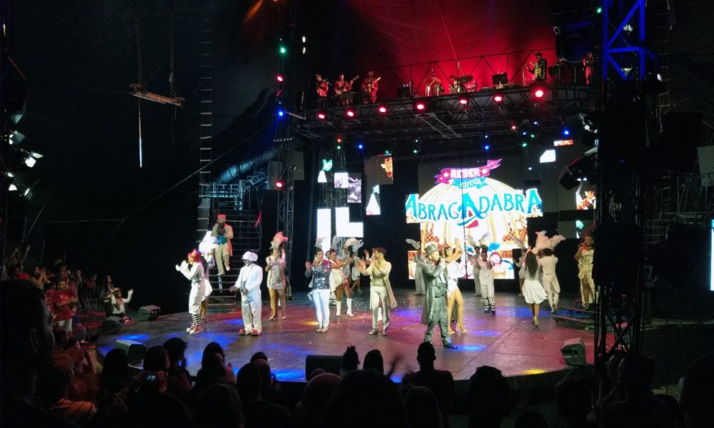 Kinder und Jugendliche aus vier Slums in Rio werden kostenlos in den Zirkus gebracht