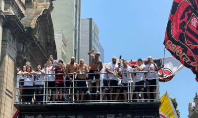 Torcedores rubro-negros agitam o Centro do Rio em festa do Flamengo
