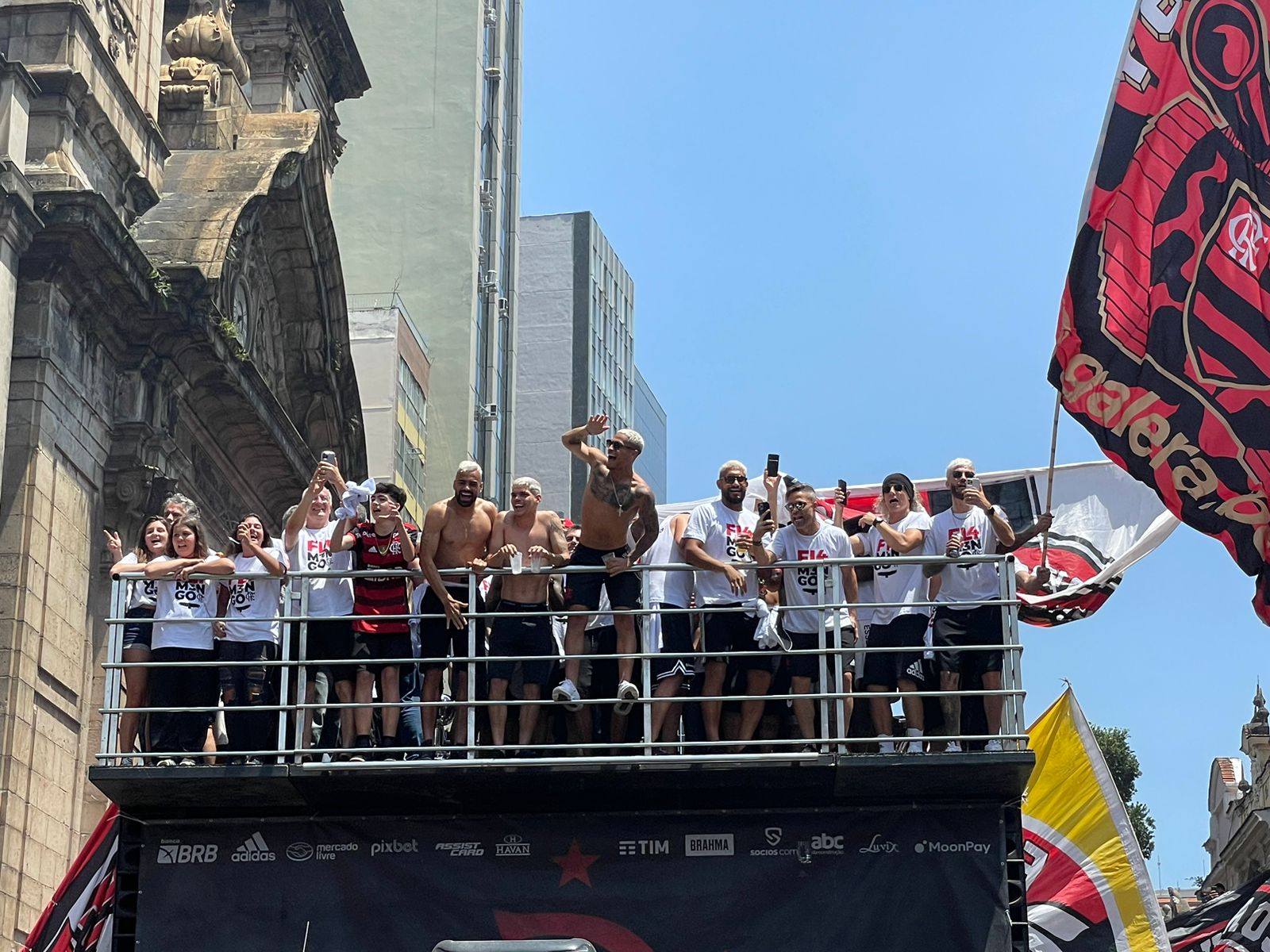 Torcedores rubro-negros agitam o Centro do Rio em festa do Flamengo