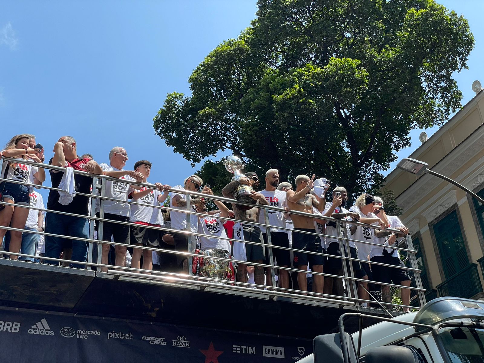 Gabigol recebe camisa 10 de Diego Ribas e presta homenagem a jogadores do Flamengo