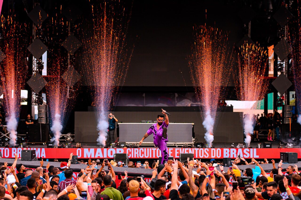Palco e trio elétrico: Dennis faz público tirar o pé do chão no Caldas Country Festival